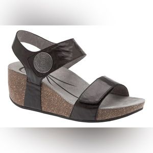 Abeo Una Wedge Sandal- Black Straps